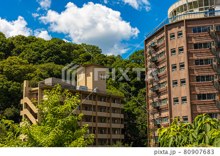 晴天の有馬温泉街の風情 80907683