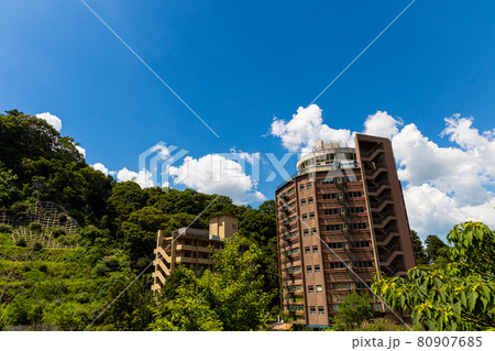 晴天の有馬温泉街の風情 80907685