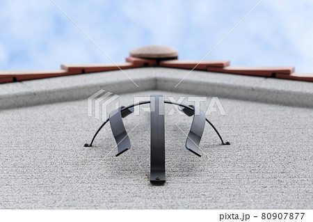 南欧風住宅の瓦屋根と妻飾り 80907877