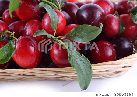 Red plums and leaves background 80908164