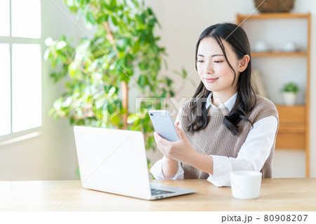 リビングでテレワークをする若い女性。 80908207