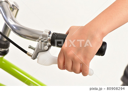 ブレーキを掛ける手 80908294