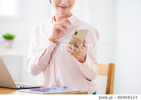 女性 スマホ 手元イメージ 女性 スマホ 手元イメージ 80908324