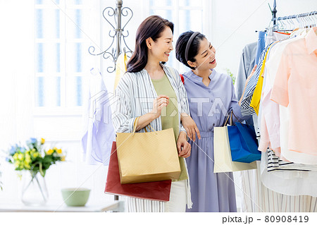 親子でショッピング 80908419