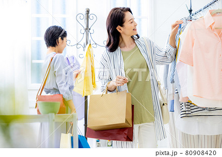 女性が買い物をしているシーン 80908420