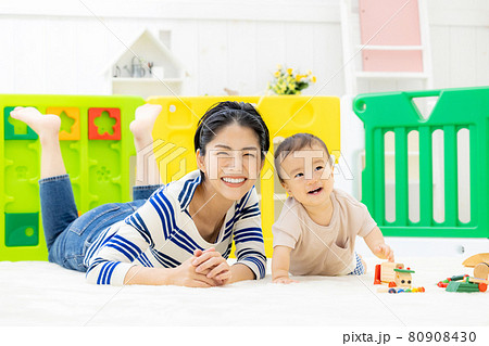 お母さんと赤ちゃん 80908430