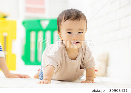 赤ちゃんがハイハイで近づいてくるイメージ 80908431
