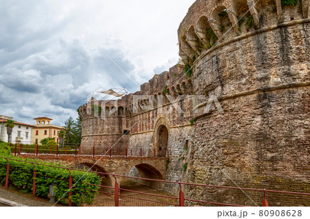 Colle Val d'Elsa, medieval gate and bridge of the city of Porta Nova. Frontal view, people are entering. Province of Siena, Tuscany, Italy. 80908628
