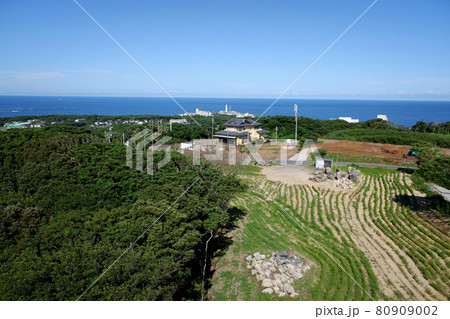 千葉県銚子市　地球のまるく見える丘展望館から犬吠埼を望む 80909002