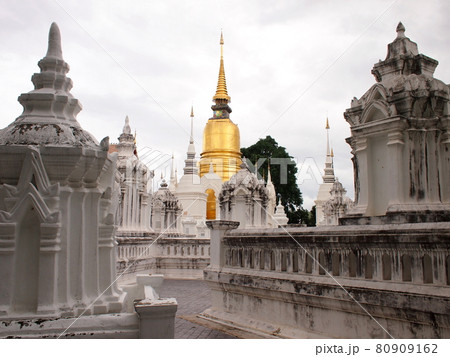 ワット・スワンドーク寺院の仏塔(チェンマイ) ワット・スワンドーク寺院の仏塔(チェンマイ) 80909162