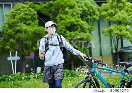 都会で自転車に乗りデリバリーをする男性 80909279