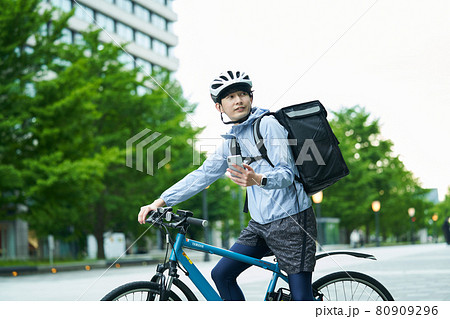 都会で自転車に乗りデリバリーをする男性 都会で自転車に乗りデリバリーをする男性 80909296