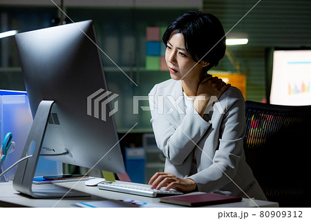 女性 残業 ビジネス 女性 残業 ビジネス 80909312
