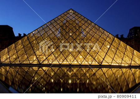 ルーヴル美術館　パリ　夕景 80909411