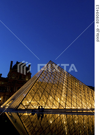 ルーヴル美術館　パリ　夕景 80909413