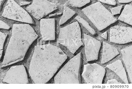 Stone wall made of white natural rough blocks 80909970