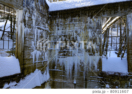 カナダ　酷寒の廃墟 80911607