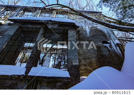 カナダ　酷寒の廃墟 80911615