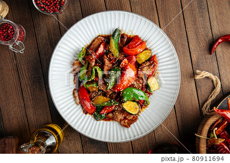 Chinese warm beef salad with vegetables 80911694