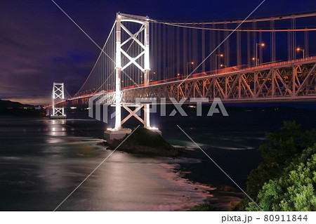 ライトアップされた大鳴門橋と鳴門海峡 ライトアップされた大鳴門橋と鳴門海峡 80911844