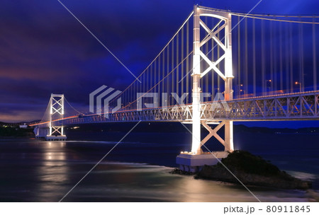 ライトアップされた大鳴門橋と鳴門海峡 ライトアップされた大鳴門橋と鳴門海峡 80911845