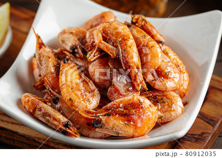Roasted garlic shrimp appetizer with beer Roasted garlic shrimp appetizer with beer 80912035
