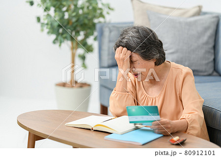 シニア女性　通帳　悩む 80912101