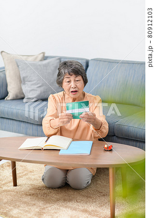 シニア女性　通帳　悩む 80912103