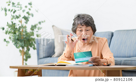 シニア女性 通帳 悩む シニア女性 通帳 悩む 80912106
