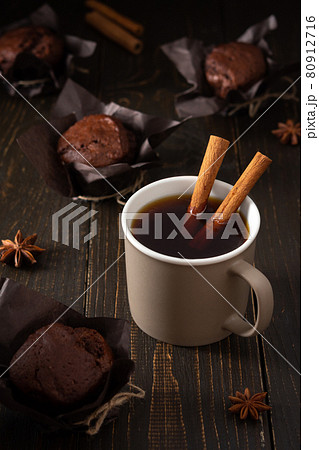 Mug of hot tea with muffins 80912716