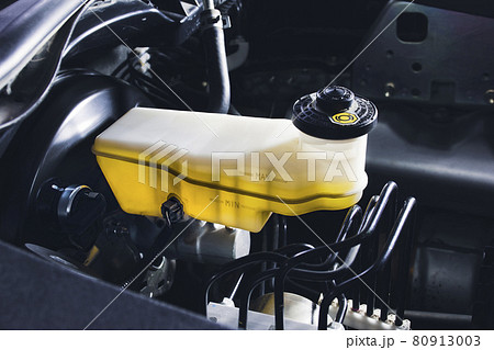 Brake fluid reservoir and brake booster of the car 80913003