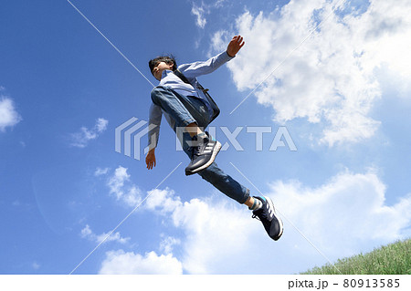青空のもとでジャンプする男の子 青空のもとでジャンプする男の子 80913585