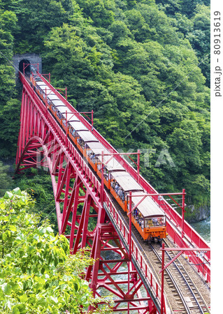 新緑の黒部峡谷　やまびこ展望台から眺めるトロッコ電車 80913619
