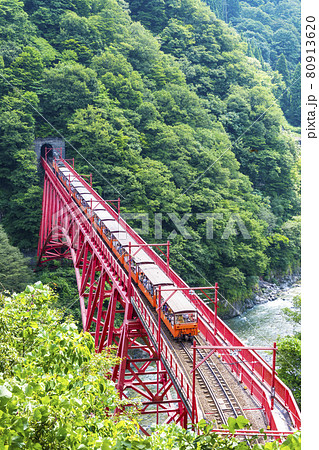 新緑の黒部峡谷　やまびこ展望台から眺めるトロッコ電車 80913620
