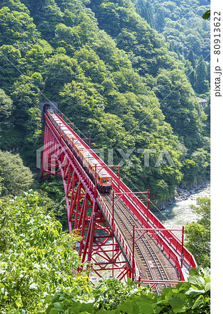 新緑の黒部峡谷 やまびこ展望台から眺めるトロッコ電車 新緑の黒部峡谷 やまびこ展望台から眺めるトロッコ電車 80913622