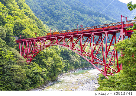 新緑の黒部峡谷　山彦橋から眺めるトロッコ電車 80913741