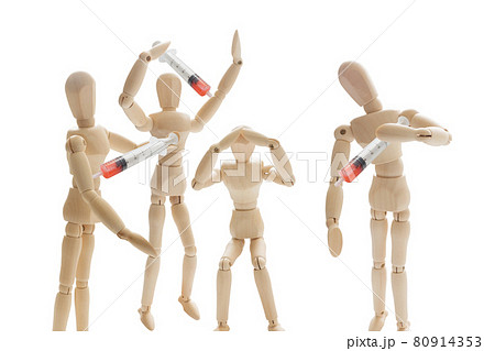 ワクチンを打ってない人に同調圧力をかけるデッサン人形の写真素材