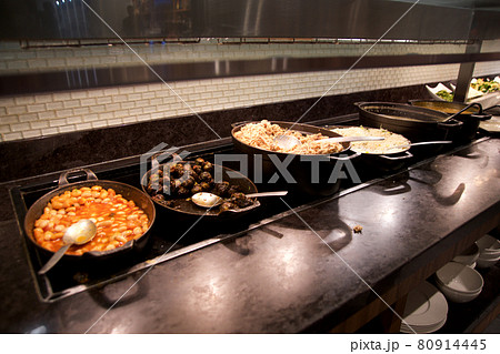 SAN FRANCISCO, CALIFORNIA, UNITED STATES - NOV 27th, 2018: Cozy interior and food buffet of the airport lounge at SFO 80914445