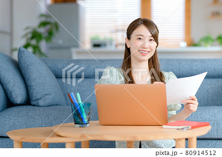自宅のリビングでテレワークする若いビジネスウーマン 80914512