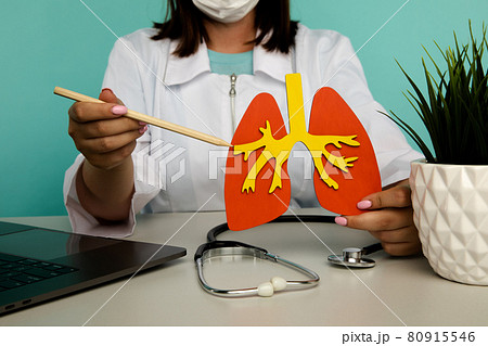 Doctor shows a lung model. The concept is the importance of early diagnostics. Healthcare theme Doctor shows a lung model. The concept is the importance of early diagnostics. Healthcare theme 80915546