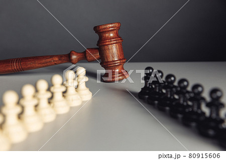 Chess pieces and wooden gavel Chess pieces and wooden gavel 80915606