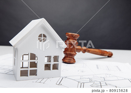 White house close-up, drawing and judges gavel on grey background 80915628