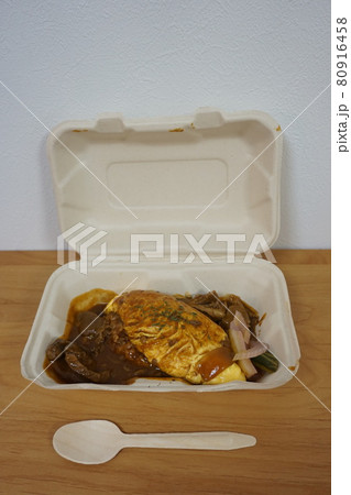 エコな容器に入ったデミグラスソースオムライス【縦】 80916458