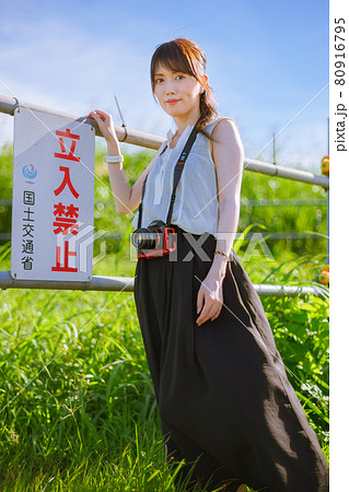 フォト散歩をするカメラ女子のモデルさん フォト散歩をするカメラ女子のモデルさん 80916795