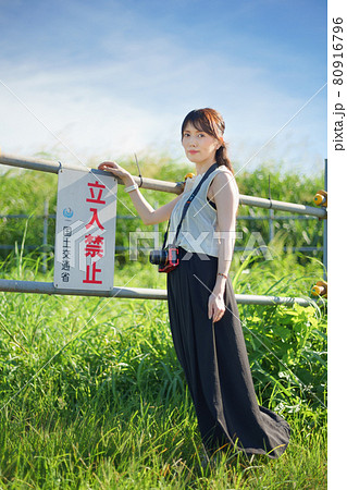 フォト散歩をするカメラ女子のモデルさん フォト散歩をするカメラ女子のモデルさん 80916796