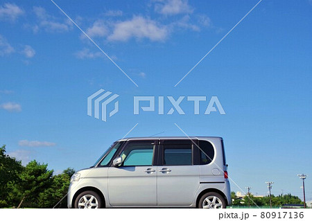 青空と軽自動車 青空と軽自動車 80917136