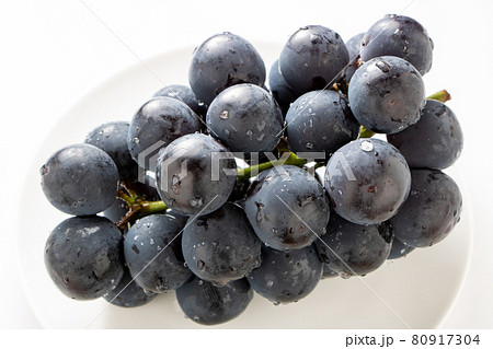 ぶどう(種無しピオーネ)。(白バック) ぶどう(種無しピオーネ)。(白バック) 80917304