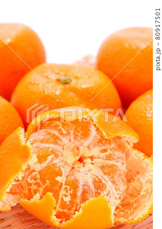 三ケ日みかん　青島みかん　静岡県産　扁平な実　剥いたところ　白い筋 80917501