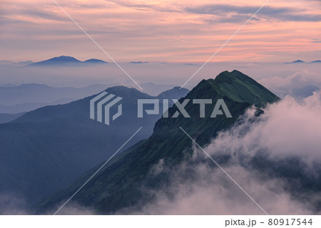 夕暮れと雲海・谷川連峰（奥に浅間山） 80917544