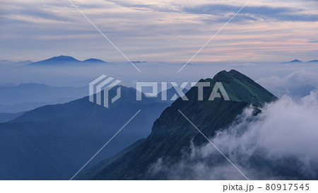 夕暮れの谷川連峰・川棚ノ頭と雲海 夕暮れの谷川連峰・川棚ノ頭と雲海 80917545